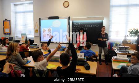Bildnummer: 60710507 Datum: 12.11.2013 Copyright: imago/Xinhua SAO JOAO da MADEIRA, 12. November 2013 (Xinhua) -- Kinder heben die Hände, um eine Frage während der chinesischen offenen Klasse an einer Grundschule in Sao Joao da Madeira, Portugal, am 12. November 2013 zu beantworten. Alle öffentlichen Grundschulen in Sao Joao da Madeira begannen seit Juli, Chinesisch als Pflichtkurse einzuführen. (Xinhua/Zhang Liyun)(zhf) PORTUGAL-SAO JOAO da MADEIRA-CHINESISCHE LEKTION PUBLICATIONxNOTxINxCHN Gesellschaft x0x xsk 2013 quer 60710507 Datum 12 11 2013 Copyright Imago XINHUA Sao Joao dort Madeira 12. November 2013 XINHUA Children Rai Stockfoto