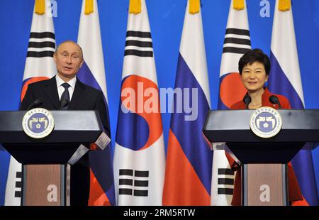 Bildnummer: 60710860 Datum: 13.11.2013 Copyright: imago/Xinhua (131113) -- SEOUL, 13. November 2013 (Xinhua) -- der südkoreanische Präsident Park Geun-Hye (R) und ihr russischer Amtskollege Wladimir Putin nehmen am 13. November 2013 an einer gemeinsamen Pressekonferenz im Präsidentengebäude des Blauen Hauses in Seoul (Südkorea) Teil. Putin kam am frühen Mittwoch in Seoul an, um seinen zweiten Gipfel mit Park abzuhalten. Die beiden Staats- und Regierungschefs trafen sich am Rande des Gipfels der 20. Gruppe im September in Russlands zweitgrößter Stadt Sankt Petersburg. (Xinhua/Pool/Jung Yeon-je) SÜDKOREA-SEOUL-RUSSLAND-DIPLOMATIE PUBLICATIONxNOTxINxCHN People xas Stockfoto