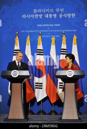 Bildnummer: 60710854 Datum: 13.11.2013 Copyright: imago/Xinhua (131113) -- SEOUL, 13. November 2013 (Xinhua) -- der südkoreanische Präsident Park Geun-Hye (R) und ihr russischer Amtskollege Wladimir Putin nehmen am 13. November 2013 an einer gemeinsamen Pressekonferenz im Präsidentengebäude des Blauen Hauses in Seoul (Südkorea) Teil. Putin kam am frühen Mittwoch in Seoul an, um seinen zweiten Gipfel mit Park abzuhalten. Die beiden Staats- und Regierungschefs trafen sich am Rande des Gipfels der 20. Gruppe im September in Russlands zweitgrößter Stadt Sankt Petersburg. (Xinhua/Pool/Jung Yeon-je) SÜDKOREA-SEOUL-RUSSLAND-DIPLOMATIE PUBLICATIONxNOTxINxCHN People xas Stockfoto