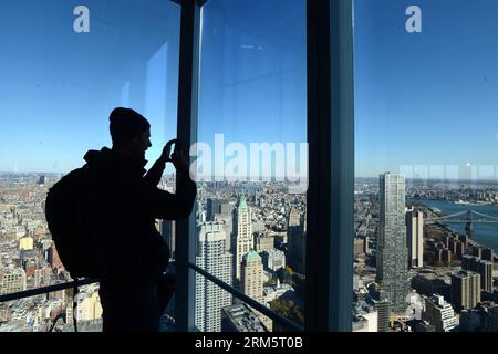 Bildnummer: 60712541 Datum: 13.11.2013 Copyright: imago/Xinhua (131113) -- NEW YORK, 13. November 2013 (Xinhua) -- Ein Mann fotografiert aus dem Four World Trade Center bei der Eröffnungszeremonie für das Gebäude am 13. November 2013 in New York City, USA. Das 72-stöckige Bürogebäude ist der zweite Turm, der seit den Angriffen auf das World Trade Center im Jahr 2001 eröffnet wurde. (Xinhua/Wang Lei) US-NEW YORK-WORLD TRADE CENTER-TOWER-OPEN PUBLICATIONxNOTxINxCHN Wirtschaft Eröffnung Einweihung 4 WTC xas x0x 2013 quer premiumd 60712541 Datum 13 11 2013 Copyright Imago XINHUA New York 13. November 201 Stockfoto