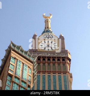 (131114) -- RIAD, 14. November 2013 (Xinhua) -- Foto aufgenommen am 10. Oktober 2013 zeigt Makkah Tower in Makkah, Saudi-Arabien. Der Makkah Tower ist das zweithöchste Gebäude der Welt. Auf einer Höhe von 1.972 Fuß (601,07 m) steht der Abraj Al-Bait Tower, auch bekannt als Makkah Royal Clock Tower, wurde vom United States Council on Tall Buildings and Urban Habitat zum zweithöchsten Gebäude der Welt erklärt, das als weltweit anerkannte Behörde für überdimensionale Wolkenkratzer gilt. Nur der Burj Khalifa in Dubai, der 2.717 Fuß (828,14 Meter) hoch ist, übertrifft den Makkah Clock Tower Stockfoto