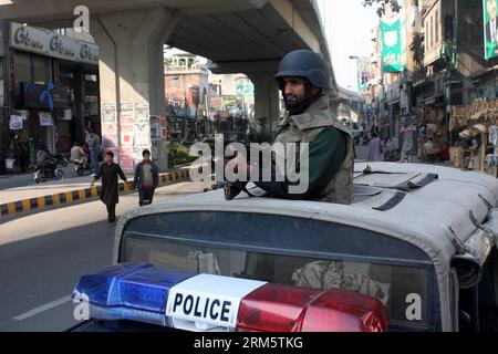 Bildnummer: 60719366  Datum: 15.11.2013  Copyright: imago/Xinhua (131115) -- LAHORE, Nov. 15, 2013 (Xinhua) -- A Pakistani policeman stands guard during the Day of Ashura in eastern Pakistan s Lahore, Nov. 15, 2013. The Day of Ashura, which falls on the tenth day of Muharram in the Islamic calendar, is the day Shiite Muslims commemorate the death of Imam Hussein, grandson of Prophet Mohammed, who was killed and buried in Iraqi city of Karbala in 680 AD. (Xinhua/Jamil Ahmed)(lmz) PAKISTAN-LAHORE-AUSHURA-SECURITY PUBLICATIONxNOTxINxCHN Polizei Polizist Sicherheit xns x0x 2013 quer Aufmacher prem Stock Photo