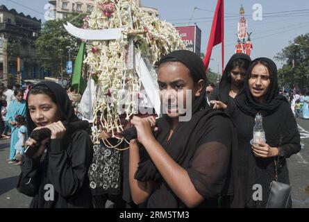 Bildnummer: 60719378 Datum: 15.11.2013 Copyright: imago/Xinhua (131115) -- CALCUTTA, 15. November 2013 (Xinhua) -- indische schiitische Muslime nehmen am 15. November 2013 an einer Muharram-Prozession in Calcutta, der Hauptstadt des ostindischen Bundesstaates Westbengalen, Teil. Sie feiern das religiöse fest von Ashura, das auf den zehnten Tag Muharrams im islamischen Kalender fällt, um die Ermordung von Imam Hussein, dem Enkel des Propheten Mohammed, im siebten Jahrhundert in der Schlacht von Karbala im Zentralirak zu feiern. (Xinhua/Tumpa Mondal) INDIA-CALCUTTA-MUHARRAM PROZESSION PUBLICATIONxNOTxINxCHN xns x0x 2013 quer premiu Stockfoto