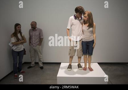 Bildnummer: 60723703  Datum: 16.11.2013  Copyright: imago/Xinhua Visitors view sculpture Young Couple in the exhibition of works by Australian sculptor Ron Mueck, at the Proa Foundation in Buenos Aires, capital of Argentina, Nov. 16, 2013. (Xinhua/Martin Zabala) (rt) ARGENTINA-BUENOS AIRES-CULTURE-EXPOSITION PUBLICATIONxNOTxINxCHN Kultur Kunst Kunstausstellung Ausstellung xdp x0x 2013 quer     60723703 Date 16 11 2013 Copyright Imago XINHUA Visitors View Sculpture Young COUPLE in The Exhibition of Works by Australian sculptor Ron Mueck AT The ProA Foundation in Buenos Aires Capital of Argentin Stockfoto