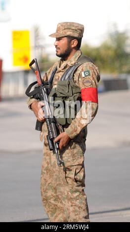 Bildnummer: 60724708  Datum: 17.11.2013  Copyright: imago/Xinhua (131117) -- RAWALPINDI, Nov. 17, 2013 (Xinhua) -- A Pakistani Army soldier stands guard on a road during a curfew following clashes on Ashura in Rawalpindi, Pakistan, Nov. 17, 2013. Pakistan on November 17 ordered an inquiry into sectarian violence in the garrison city of Rawalpindi that killed nine, injured 60 and sparked clashes around the country, officials said. (Xinhua/Ahmad Kamal)(zhf) PAKISTAN-RAWALPINDI-CURFEW PUBLICATIONxNOTxINxCHN Gesellschaft x2x xkg 2013 hoch o0 Militär Sicherheit     60724708 Date 17 11 2013 Copyrigh Stockfoto