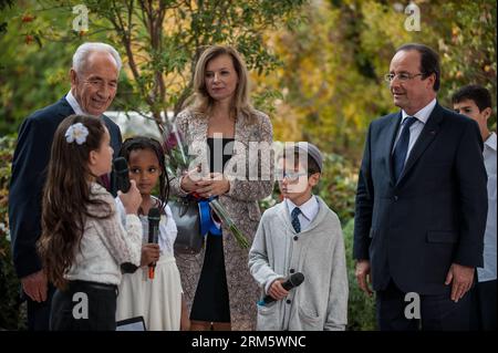 Bildnummer: 60725093 Datum: 17.11.2013 Copyright: imago/Xinhua (131117) -- JERUSALEM, 17. November 2013 (Xinhua) -- Ein Mädchen hält Eine Begrüßungsrede für den Besuch des französischen Präsidenten Francois Hollande (R, Front) während einer offiziellen staatlichen Begrüßungszeremonie in der Residenz des Präsidenten in Jerusalem am 17. November 2013. Der israelische Präsident Shimon Peres traf sich hier am Sonntag mit dem französischen Präsidenten Francois Hollande. (Xinhua/Li Rui) MIDEAST-JERUSALEM-ISRAEL-SHIMON PERES-FRANCE-FRANCOIS HOLLANDE-MEETING PUBLICATIONxNOTxINxCHN People Politik x0x xkg 2013 quer premiumd 60725093 Datum 17 11 2013 Copyright Stockfoto