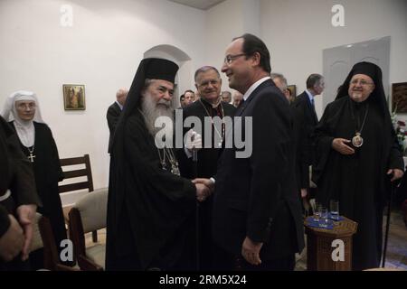 Bildnummer: 60726912 Datum: 18.11.2013 Copyright: imago/Xinhua (131118) -- JERUSALEM, 18. November 2013 (Xinhua) -- der Besuch des französischen Präsidenten Francois Hollande (Front R) wird vom griechisch-orthodoxen Patriarchen von Jerusalem Theophilus III. (Front L) während seines Besuchs in der St. Anna Kirche in der Altstadt von Jerusalem am 18. November 2013 begrüßt. Die Kirche befindet sich direkt im Löwen-Tor der Altstadt von Jerusalem und gehört der französischen Regierung und wird von den Weißen Vätern, einem katholischen Orden, betrieben. Der französische Präsident Francois Hollande ist auf einem dreitägigen offiziellen Besuch in Israel und West Ba Stockfoto