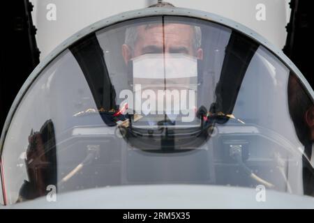 Bildnummer: 60728687 Datum: 17.11.2013 Copyright: imago/Xinhua DUBAI, 17. November 2013 (Xinhua) -- Ein Visiting Air Force Officer sitzt im Cockpit eines JF-17-Kampfflugzeugs während der Dubai Airshow in Dubai, Vereinigte Arabische Emirate, 17. November 2013. Die JF-17 Thunder Airshow, die gemeinsam von der Pakistan Air Force (PAF) und der China Aero-Technology Import Export Corporation (Catic) entwickelt wurde, nahm an der 13. Dubai Airshow Teil, die sowohl statische als auch Luftbildschirme enthielt. (Xinhua/Cui Xinyu) UAE-DUBAI-AIRSHOW PUBLICATIONxNOTxINxCHN Wirtschaft Flugshow Luftfahrtmesse xas x0x 2013 quer Premiere 60728687 Datum 17 11 2013 C Stockfoto