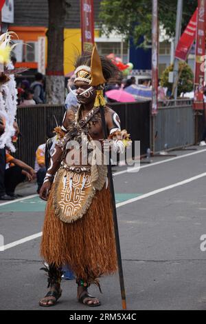 Indonesisch mit einem traditionellen Kostüm aus West-papua bei BEN Carnival Stockfoto