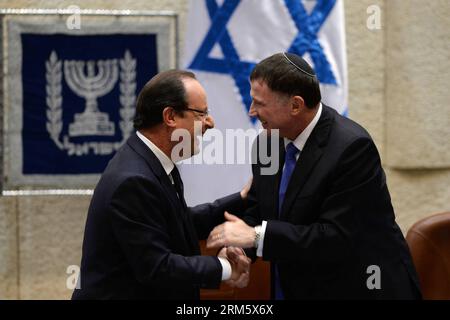 Bildnummer: 60728932  Datum: 18.11.2013  Copyright: imago/Xinhua (131118) -- JERUSALEM, Nov. 18, 2013 (Xinhua) -- Visiting French President Francois Hollande (L) shakes hands with Yuli-Yoel Edelstein, speaker of Israel s Knesset (parliament), in the Knesset in Jerusalem, on Nov. 18, 2013. French President Francois Hollande on Monday called upon Israel here to stop its construction in the West Bank settlements in order to achieve a peace agreement with the Palestinians in his speech here on Monday. (Xinhua/GPO/Kobi Gideon) MIDEAST-JERUSALEM-KNESSET-FRANCE-FRANCOIS HOLLANDE-SPEECH PUBLICATIONxNO Stock Photo