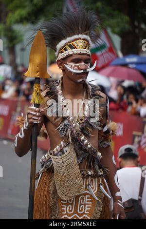 Indonesisch mit einem traditionellen Kostüm aus West-papua bei BEN Carnival Stockfoto
