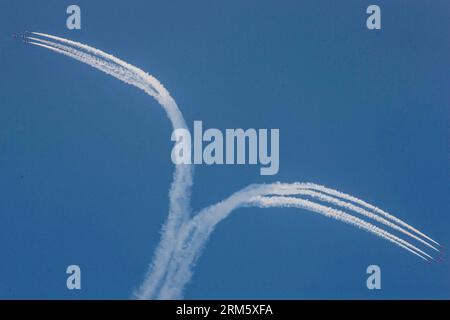 Bildnummer: 60732964  Datum: 19.11.2013  Copyright: imago/Xinhua DUBAI, Nov. 19, 2013 (Xinhua) -- British Red Arrows Aerobatics Team perform during the Dubai Air show, in Dubai, United Arab Emirates, on Nov. 19, 2013. (Xinhua/Cui Xinyu) (ybg) UAE-DUBAI-AIRSHOW-AEROBATICS PUBLICATIONxNOTxINxCHN Gesellschaft Flugschau x0x xsk 2013 quer     60732964 Date 19 11 2013 Copyright Imago XINHUA Dubai Nov 19 2013 XINHUA British Red Arrows Aerobatics Team perform during The Dubai Air Show in Dubai United Arab Emirates ON Nov 19 2013 XINHUA Cui Xinyu ybg UAE Dubai Airshow Aerobatics PUBLICATIONxNOTxINxCHN Stock Photo