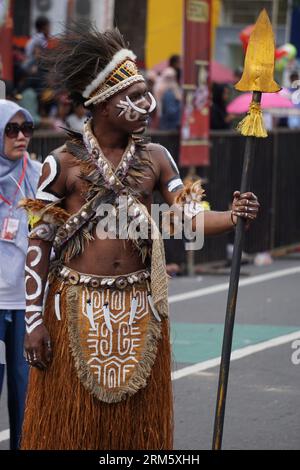 Indonesisch mit einem traditionellen Kostüm aus West-papua bei BEN Carnival Stockfoto