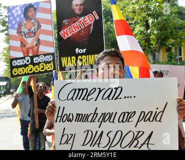 Bildnummer: 60739063 Datum: 21.11.2013 Copyright: imago/Xinhua (131121) -- COLOMBO, 21. November 2013 (Xinhua) -- Sri-lankische Aktivisten der buddhistischen nationalistischen Gruppe Power of Ravana halten Plakate während einer Kundgebung, die Großbritanniens Kritik an der Menschenrechtsbilanz der Insel vor der britischen High Commission (Botschaft) in Colombo, Sri Lanka, am 21. November 2013, anprangert. Der britische Premierminister David Cameron, der letzte Woche an einem Commonwealth-Gipfel in Colombo teilnahm, stellte Sri Lanka ein Ultimatum, bis März 2014 mutmaßliche Kriegsverbrechen seiner Truppen zu untersuchen oder sich einer international aufgestellten Untersuchung zu stellen. (Xinhua/Pushp Stockfoto