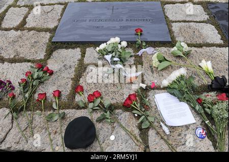 Bildnummer: 60745370 Datum: 22.11.2013 Copyright: imago/Xinhua Blumen werden am Grab des ehemaligen US-Präsidenten John F. Kennedy auf dem Arlington National Cemetery in Virginia, USA, am 22. November 2013, aufgestellt. Kennedy wurde bei einem Besuch in Dallas am 22. November 1963 tödlich erschossen, als er in einem offenen Auto in einer Motorhalle fuhr. Am Freitag finden im ganzen Land Gedenkfeiern statt, um den 50. Jahrestag der Ermordung Kennedys zu feiern. (Xinhua/Zhang Jun) US-VIRGINIA-KENNEDY-Gedenken PUBLICATIONxNOTxINxCHN Politik Gedenken xas x2x 2013 quer Premiere o0 Jahrestag Ermordung 50 Stockfoto