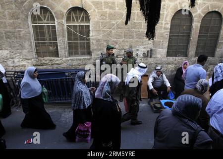 Bildnummer: 60746567 Datum: 22.11.2013 Copyright: imago/Xinhua Palästinenser passieren eine Truppe israelischer Grenzpolizisten auf ihrem Weg zum Freitagsgebet in der al-Aqsa-Moschee in der Jerusalemer Altstadt am 22. November 2013. (Xinhua/Muammar Awad) MIDEAST-JERUSALEM-OLD CITY-FEATURE PUBLICATIONxNOTxINxCHN Gesellschaft Israel xdp x2x 2013 quer o0 Militär Soldat polizei grenzschutz grenze sicherheit nahostkonflikt Stockfoto