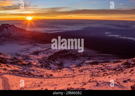 Bildnummer: 60749421 Datum: 19.11.2013 Copyright: imago/Xinhua MOUNT KILIMANJARO, Nov. 2013 (Xinhua) -- Foto aufgenommen am 19. Nov. 2013 zeigt den Sonnenaufgang vom Stella Point des Mount Kilimanjaro im Norden Tansanias. (Xinhua/Li Jing) (djj) TANSANIA-MOSHI-MOUNT KILIMANJARO PUBLICATIONxNOTxINxCHN Reisen Afrika Gesellschaft xjh x0x 2013 quer Stockfoto