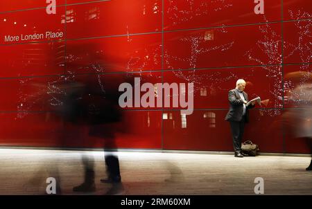 Bildnummer: 60757187 Datum: 25.11.2013 Copyright: imago/Xinhua LONDON, 25. November 2013 - Ein Mann liest Zeitung vor dem 6 More London Place am Südufer der Themse in London, Großbritannien, am 25. November 2013. (Xinhua/Wang Lili) (bxq) BRITAIN-LONDON-CHRISTMAS-LIGHTS PUBLICATIONxNOTxINxCHN Gesellschaft x0x xsk 2013 quer Stockfoto