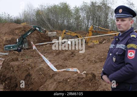 Bildnummer: 60757182 Datum: 25.11.2013 Copyright: imago/Xinhua (131125) -- TOMASICA, 25. November 2013 (Xinhua) -- Bagger arbeiten in einem Massengrab in der Nähe von Tomasica, einem Dorf in Bosnien und Herzegowina, 25. November 2013. Forensische Experten internationaler Organisationen haben Überreste von etwa 430 Opfern in den Massengräbern gefunden, hauptsächlich muslimische Bosniaken und Kroaten, die während des Krieges von 1992-1995 von Serben getötet wurden. (Xinhua/Haris Memija) BOSNIEN UND HERZEGOWINA-TOMASICA-WARCRIMES-MASSENGRÄBER PUBLICATIONxNOTxINxCHN Gesellschaft Krieg Massengrab Premiere x0x xsk 2013 quer Stockfoto