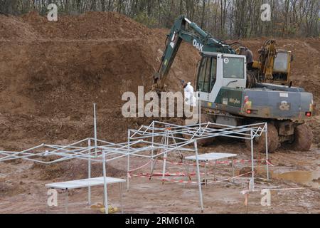 Bildnummer: 60757181 Datum: 25.11.2013 Copyright: imago/Xinhua (131125) -- TOMASICA, 25. November 2013 (Xinhua) -- ein Bagger arbeitet in einem Massengrab in der Nähe von Tomasica, einem Dorf in Bosnien und Herzegowina, 25. November 2013. Forensische Experten internationaler Organisationen haben Überreste von etwa 430 Opfern in den Massengräbern gefunden, hauptsächlich muslimische Bosniaken und Kroaten, die während des Krieges von 1992-1995 von Serben getötet wurden. (Xinhua/Haris Memija) BOSNIEN UND HERZEGOWINA-TOMASICA-WARCRIMES-MASSENGRÄBER PUBLICATIONxNOTxINxCHN Gesellschaft Krieg Massengrab Premiere x0x xsk 2013 quer Stockfoto