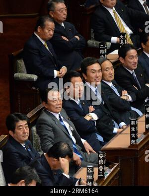 Bildnummer: 60759612 Datum: 26.11.2013 Copyright: imago/Xinhua (131126) -- TOKIO, 26. November 2013 (Xinhua) -- Japans Premierminister Shinzo Abe (1. L) nimmt an einer Umfrage Teil, um ein vorgeschlagenes Staatsgeheimnisgesetz in Lower House in Tokio, Japan, am 26. November 2013 zu genehmigen. Japans Unterhaus des parlaments hat am Dienstag ein Gesetz verabschiedet, das es der Regierung ermöglichen wird, sensible Informationen und Staatsgeheimnisse besser zu schützen und die Strafen für diejenigen, die sie durchsickern, zu erhöhen. In jüngsten landesweiten Umfragen wurde das neue Geheimhaltungsgesetz von mehr als 50 Prozent der japanischen Bürger mit etwas mehr als 35 pe abgelehnt Stockfoto