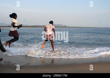 Bildnummer: 60759654  Datum: 26.11.2013  Copyright: imago/Xinhua     (131126) -- ANTANANARIVO, Nov. 26, 2013 (Xinhua) -- Local children play in the Indian Ocean in Sambava, northeast of Madagascar, on Nov. 23, 2013. (Xinhua/ He Xianfeng) MADAGASCAR-SAMBAVA-DAILY LIFE PUBLICATIONxNOTxINxCHN xns x0x 2013 quer Stock Photo