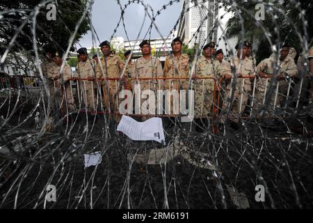 Bildnummer: 60759639 Datum: 26.11.2013 Copyright: imago/Xinhua (131126) -- BANGKOK, 26. Nov. 2013 (Xinhua) -- Polizisten stehen im Gebäude des Innenministeriums in Bangkok, Thailand, 26. Nov. 2013, wachsam. Gegen die Regierung gerichtete Demonstranten belagerten am Dienstag weitere Regierungseinrichtungen, darunter das Landwirtschaftsministerium und das Verkehrsministerium, während der thailändische Strafgerichtshof einen Haftbefehl gegen den gegen die Regierung gerichteten Protestführer Suthep Thaugsuban erließ, weil er Demonstranten dazu anstiftete, mehrere Ministerien und Behörden zu besetzen. (Xinhua/Gao Jianjun) (lyx) THAILAND-BANGKOK-ANTI-GOV Stockfoto