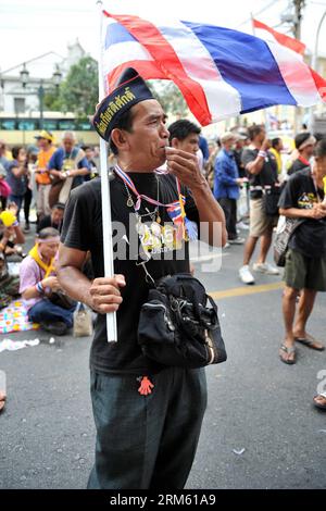 Bildnummer: 60759640 Datum: 26.11.2013 Copyright: imago/Xinhua (131126) -- BANGKOK, 26. November 2013 (Xinhua) -- ein regierungsfeindlicher Demonstrant pfeift vor dem Gebäude des Innenministeriums in Bangkok, Thailand, 26. November 2013. Gegen die Regierung gerichtete Demonstranten belagerten am Dienstag weitere Regierungseinrichtungen, darunter das Landwirtschaftsministerium und das Verkehrsministerium, während der thailändische Strafgerichtshof einen Haftbefehl gegen den gegen die Regierung gerichteten Protestführer Suthep Thaugsuban erließ, weil er Demonstranten dazu anstiftete, mehrere Ministerien und Behörden zu besetzen. (Xinhua/Gao Jianjun) (lyx) Stockfoto