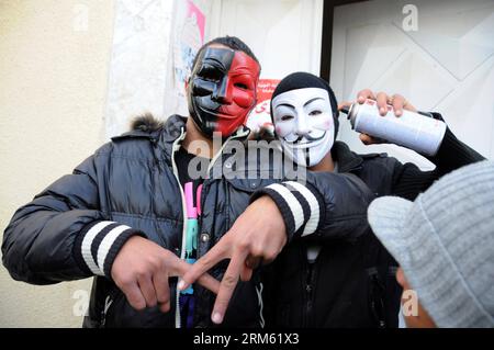 Bildnummer: 60765161 Datum: 27.11.2013 Copyright: imago/Xinhua (131127) -- SILIANA, 27. November 2013 (Xinhua) -- Teilnahme an einem Streik zum Gedenken an die Zusammenstöße zwischen Demonstranten und Polizei in Siliana, Tunesien, 27. November 2013. Der Streik erinnerte an den Jahrestag der Zusammenstöße, die in Siliana ausbrachen, als die Bewohner des nordwestlichen Gouvernements mehrere Massenversammlungen hielten, um die Absetzung des Gouverneurs zu fordern. (Xinhua) TUNESIEN-SILIANA-STREIK-JUBILÄUM PUBLICATIONxNOTxINxCHN Gesellschaft Politik Demo Protest Jahrestag Streik xcb x0x 2013 quer Stockfoto