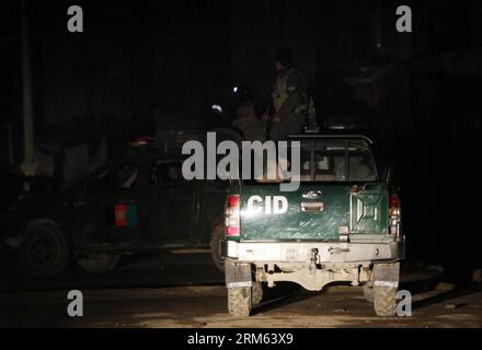 Bildnummer: 60790184 Datum: 03.12.2013 Copyright: imago/Xinhua (131204) -- KABUL, 3. Dezember 2013 (Xinhua) -- afghanische Soldaten werden in ihren Fahrzeugen am Ort der Explosion in Kabul, Afghanistan, am 3. Dezember 2013 gesehen. (Xinhua/Ahmad Massoud) AFGHANISTAN-KABUL-BLAST PUBLICATIONxNOTxINxCHN Gesellschaft Anschlag Explosion Sicherheit Militär xsp x0x Premiere 2013 quer Stockfoto