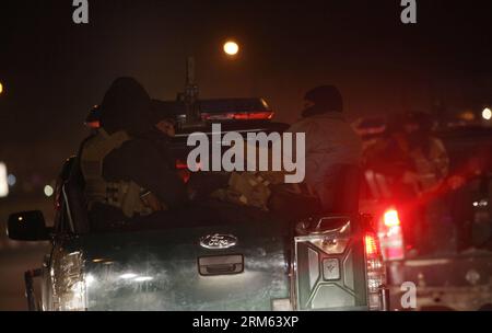 Bildnummer: 60790182 Datum: 03.12.2013 Copyright: imago/Xinhua (131204) -- KABUL, 3. Dez. 2013 (Xinhua) -- afghanische Soldaten werden in ihren Fahrzeugen in der Nähe des Ortes der Explosion in Kabul, Afghanistan, am 3. Dezember 2013 gesehen. (Xinhua/Ahmad Massoud) AFGHANISTAN-KABUL-BLAST PUBLICATIONxNOTxINxCHN Gesellschaft Anschlag Explosion Sicherheit Militär xsp x0x Premiere 2013 quer Stockfoto