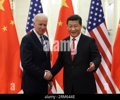 131204 -- PEKING, 4. Dezember 2013 Xinhua -- der chinesische Präsident Xi Jinping R gibt sich die Hand mit US-Vizepräsident Joe Biden während ihres Treffens in der Großen Halle des Volkes in Peking, der Hauptstadt Chinas, am 4. Dezember 2013. Xinhua/LAN Hongguangwjq CHINA-BEIJING-XI JINPING-US-JOE BIDEN-MEETING CN PUBLICATIONxNOTxINxCHN Stockfoto