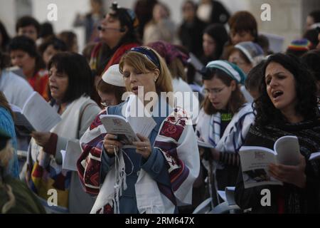 Bildnummer: 60794938 Datum: 04.12.2013 Copyright: imago/Xinhua (131204) -- JERUSALEM, 4. Dezember 2013 (Xinhua) -- Mitglieder der Mauerfrauen beten in einem monatlichen Gottesdienst am Rosch Hodesh, dem ersten Tag jedes Monats im hebräischen Kalender, an der Westmauer, in der Altstadt von Jerusalem, am 4. Dezember 2013. Frauen der Mauer hielten hier am Mittwoch, dem letzten Tag von Hanukkah, auch als Festival der Lichter bekannt, einen Gebetsgottesdienst ab. Women of the Wall ist eine multikonfessionelle feministische Organisation mit Sitz in Israel, deren Ziel es ist, die Rechte von Frauen zu sichern, an der Westmauer in einer Weise zu beten, die dies ermöglicht Stockfoto