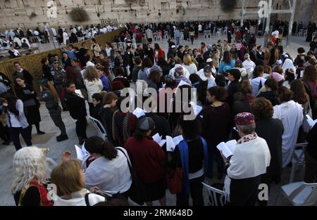 Bildnummer: 60794937 Datum: 04.12.2013 Copyright: imago/Xinhua (131204) -- JERUSALEM, 4. Dezember 2013 (Xinhua) -- Mitglieder der Mauerfrauen beten in einem monatlichen Gottesdienst am Rosch Hodesh, dem ersten Tag jedes Monats im hebräischen Kalender, an der Westmauer, in der Altstadt von Jerusalem, am 4. Dezember 2013. Frauen der Mauer hielten hier am Mittwoch, dem letzten Tag von Hanukkah, auch als Festival der Lichter bekannt, einen Gebetsgottesdienst ab. Women of the Wall ist eine multikonfessionelle feministische Organisation mit Sitz in Israel, deren Ziel es ist, die Rechte von Frauen zu sichern, an der Westmauer in einer Weise zu beten, die dies ermöglicht Stockfoto