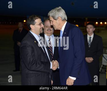 Bildnummer: 60797337 Datum: 05.12.2013 Copyright: imago/Xinhua (131205) -- JERUSALEM, 5. Dezember 2013 (Xinhua) -- US-Außenminister John Kerry (R) schüttelt die Hände mit US-Botschafter in Israel Dan Shapiro nach Kerrys Ankunft am Ben-Gurion-Flughafen in der Nähe von Tel Aviv, Israel, 5. Dezember 2013. Kerry landete am späten Mittwochabend in Israel, um die Verhandlungen zwischen Israel und den Palästinensern voranzutreiben. (Xinhua/USA Botschaft in Israel/Matty Stern)(zhf) ISRAEL-US-KERRY-VIST PUBLICATIONxNOTxINxCHN People Politik Premiere x0x xmb 2013 Quadrat Stockfoto