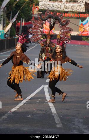 Aluyen-Tanz aus dem Südwesten papuas bei BEN Carnival. Dieser Tanz wird normalerweise im Rahmen einer traditionellen Zeremonie aufgeführt Stockfoto