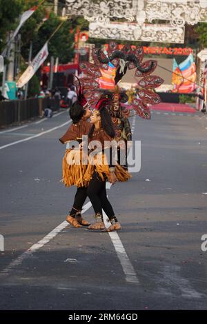 Aluyen-Tanz aus dem Südwesten papuas bei BEN Carnival. Dieser Tanz wird normalerweise im Rahmen einer traditionellen Zeremonie aufgeführt Stockfoto