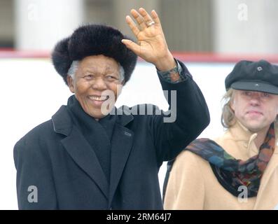 Bildnummer: 60799662  Datum: 28.06.2013  Copyright: imago/Xinhua     (131205) -- NEW YORK, Dec. 5, 2013 (Xinhua) -- File photo taken on Feb. 3, 2005, shows former South African President Nelson Mandela waves to audience of his speech on Trafagar Square in London, Britain. Nelson Mandela has died, according to South African President. (Xinhua/Cheng Min) SOUTH AFRICA-NELSON MANDELA-DEATH PUBLICATIONxNOTxINxCHN People Politik x0x xkg 2013 quer premiumd Stock Photo