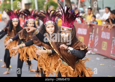 Aluyen-Tanz aus dem Südwesten papuas bei BEN Carnival. Dieser Tanz wird normalerweise im Rahmen einer traditionellen Zeremonie aufgeführt Stockfoto