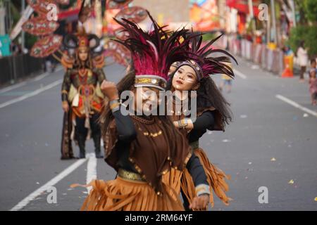 Aluyen-Tanz aus dem Südwesten papuas bei BEN Carnival. Dieser Tanz wird normalerweise im Rahmen einer traditionellen Zeremonie aufgeführt Stockfoto