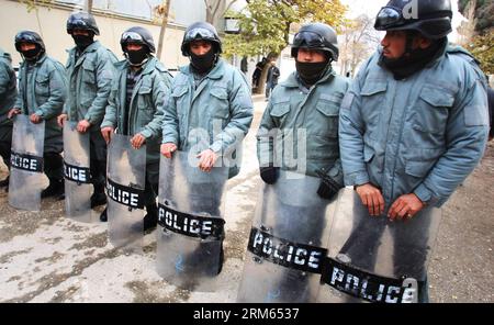 Bildnummer: 60804695 Datum: 07.12.2013 Copyright: imago/Xinhua KABUL, (Xinhua) - afghanische Anti-Rut-Polizei steht während eines Protestes vor dem parlamentsgebäude in Kabul, Afghanistan, 7. Dezember 2013. Mehrere hundert Demonstranten haben am Samstag in der afghanischen Hauptstadt Kabul protestiert und die Regierung aufgefordert, gegen diejenigen vorzugehen, die zu ethnischer Rivalität anstiften und die nationale Einheit in dem vom Krieg geplagten Land untergraben. (Xinhua/Ahmad Massoud) AFGHANISTAN-KABUL-PROTEST PUBLICATIONxNOTxINxCHN Protest Demo xas x0x 2013 quer Stockfoto