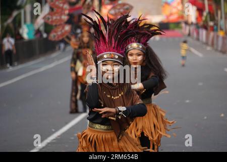 Aluyen-Tanz aus dem Südwesten papuas bei BEN Carnival. Dieser Tanz wird normalerweise im Rahmen einer traditionellen Zeremonie aufgeführt Stockfoto