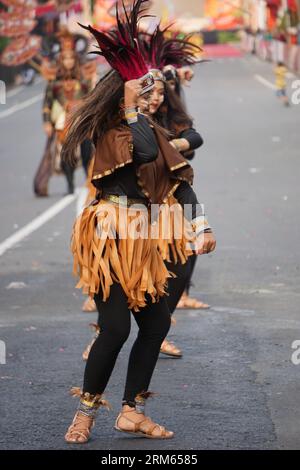 Aluyen-Tanz aus dem Südwesten papuas bei BEN Carnival. Dieser Tanz wird normalerweise im Rahmen einer traditionellen Zeremonie aufgeführt Stockfoto