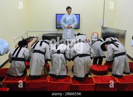 Bildnummer: 60806613 Datum: 07.12.2013 Copyright: imago/Xinhua Schüler in traditionellen Kostümen aus der Han-Dynastie (202 v. Chr. -220 n. Chr.) grüßen einen Lehrer an einer Privatschule in Changsha, Hauptstadt der zentralchinesischen Provinz Hunan, 7. Dezember 2013. Eine Gruppe von Kindern unter 12 Jahren lernt an Wochenenden Kurse der traditionellen chinesischen Kultur in einer neu eröffneten Privatschule in Changsha. (Xinhua/Li GA) CHINA-HUNAN-CHANGSHA-PRIVATE SCHULE-TRADITIONELLE KULTUR(CN) PUBLICATIONxNOTxINxCHN xcb x0x 2013 quer Stockfoto