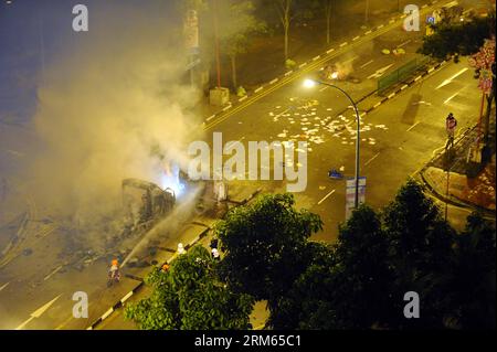 Bildnummer: 60807939  Datum: 09.12.2013  Copyright: imago/Xinhua     Today, migrant workers riot in Singapore s Little India area overturning and burning some police vehicles. By Xinhua, Then Chih Wey SINGAPORE-LITTLE INDIA-RIOT PUBLICATIONxNOTxINxCHN Politik Protest Demo Ausschreitungen xas x0x 2013 quer premiumd Stockfoto