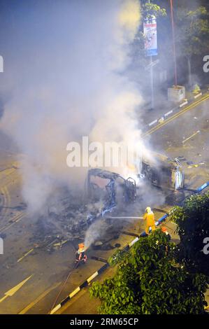 Bildnummer: 60807941 Datum: 09.12.2013 Copyright: imago/Xinhua heute wüten Wanderarbeiter in Singapurs Little India-Gebiet auf und stürzten einige Polizeifahrzeuge ab. Von Xinhua, dann Chih Wey SINGAPUR-LITTLE INDIA-RIOT PUBLICATIONxNOTxINxCHN Politik Protest Demo Ausschreitungen xas x0x 2013 hoch Premiere Stockfoto