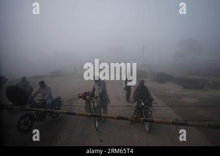 Bildnummer: 60812710 Datum: 10.12.2013 Copyright: imago/Xinhua (131210) -- HARYANA, 10. Dez. 2013 (Xinhua) -- Lokale Wartezeit auf einen Bahnübergang an einem nebligen Tag in einem Dorf in der Nähe der Stadt Jind, Haryana, Indien, 10. Dez. 2013. Starker Nebel verhüllte viele Orte in den nordindischen bundesstaaten Haryana und Punjab, mit einer Sicht von weniger als 200 Metern in einigen Gebieten, was die öffentlichen Verkehrsmittel und das Leben der Menschen vor Ort beeinträchtigte. (Xinhua/Zheng Huansong) INDIA-HARYANA-PUNJAB-FOG PUBLICATIONxNOTxINxCHN Gesellschaft x2x xkg 2013 quer o0 Nebel Wetter Sicht Sichtverhältnisse, Straße Verkehr Bahn Stockfoto