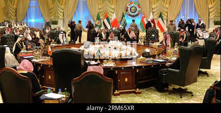 Bildnummer: 60814893 Datum: 10.12.2013 Copyright: imago/Xinhua (131211) -- KUWAIT CITY, 10. Dezember 2013 (Xinhua) -- Staats- und Regierungschefs oder Vertreter von sechs Mitgliedstaaten des Golf-Kooperationsrates (GCC) nehmen an der Eröffnungssitzung des 34. jährlichen Gipfels des Golf-Kooperationsrates (GCC) Teil, der am 10. Dezember 2013 in Kuwait-Stadt, Kuwait, stattfand. Kuwait Amir Sheikh Sabah Al-Ahmad Al-Jaber Al-Sabah forderte die Länder des Arabischen Golfs auf, den Konflikt in Syrien zu lösen, und unterstrich gleichzeitig, dass die Zusammenarbeit zwischen dem GCC die Länder des Arabischen Golfs vor Gefahren schützte. (Xinhua/Noufal Ibrahim) KUWAIT-KUWAIT CITY-GCC Stockfoto