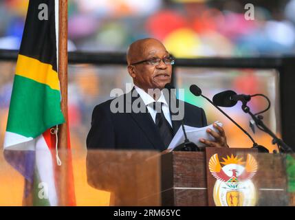 Bildnummer: 60814521 Datum: 10.12.2013 Copyright: imago/Xinhua (131210) -- JOHANNESBURG, 10. Dezember 2013 (Xinhua) -- der südafrikanische Präsident Jacob Zuma spricht am 10. Dezember 2013 in Johannesburg, Südafrika, vor dem Gedenkgottesdienst für Nelson Mandela. Der Gedenkgottesdienst für den ehemaligen südafrikanischen Präsidenten Nelson Mandela begann am Dienstag in Johannesburg, als Zehntausende Trauernde und mehr als 90 Weltpolitiker sich im Regen versammeln, um an Mandela zu erinnern. (Xinhua/Meng Chenguang) SÜDAFRIKA-JOHANNESBURG-NELSON MANDELA-MEMORIAL SERVICE PUBLICATIONxNOTxINxCHN Politik People Gedenkfeier Stockfoto