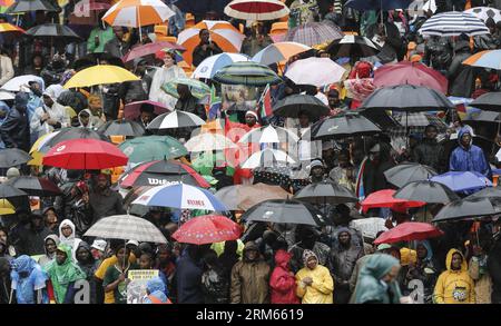 Bildnummer: 60815282  Datum: 10.12.2013  Copyright: imago/Xinhua     (131210) -- JOHANNESBURG, Dec. 10, 2013 -- attend the memorial service for Nelson Mandela in Johannesburg, South Africa, on Dec. 10, 2013. Memorial service for former South African President Nelson Mandela started in Johannesburg on Tuesday as tens of thousands of mourners and more than 90 world leaders gather in rain to remember Mandela at memorial. (Xinhua/Zhang Chen) SOUTH AFRICA-JOHANNESBURG-NELSON MANDELA-MEMORIAL SERVICE PUBLICATIONxNOTxINxCHN Politik Regen Gedenkfeier Trauerfeier Soccer City Stadium First National Bank Stock Photo